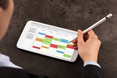 İş kadını zamanlama her programı Tablet