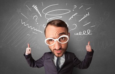 Arka planda çizilmiş tahta ve beyaz tebeşir ile küçük vücut üzerinde büyük kafa