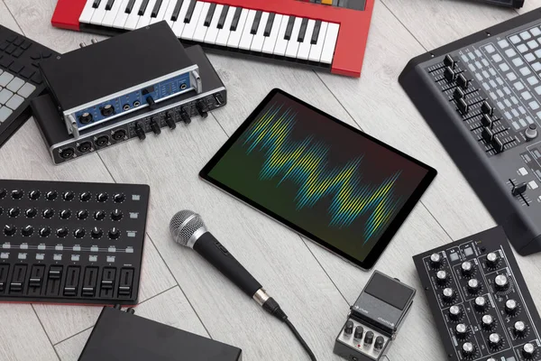 Tablet e instrumentos musicais electrónicos — Fotografia de Stock