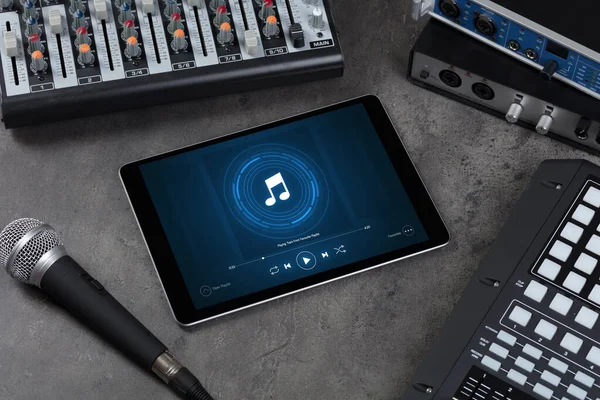 Conjunto de DJ, tablet e instrumentos musicais electrónicos — Fotografia de Stock