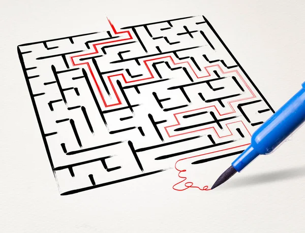 Bleistift zeichnet den Ausweg aus dem Labyrinth — Stockfoto