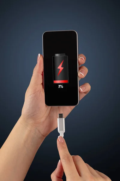 Ручний зарядний телефон з низькою батареєю — стокове фото