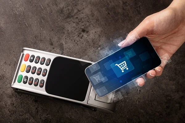 Compras de mão com telefone celular — Fotografia de Stock