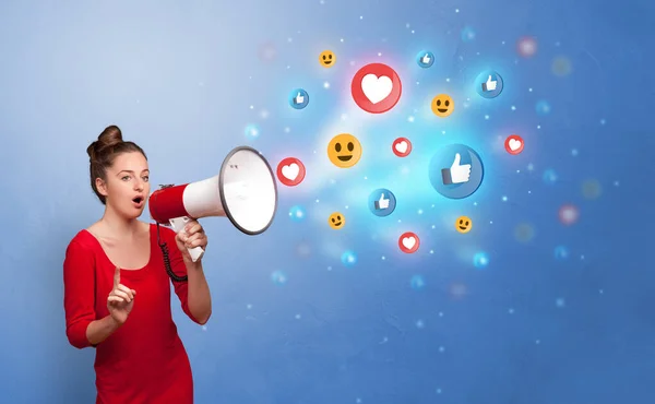 Person spricht im Lautsprecher mit Social-Media-Konzept — Stockfoto