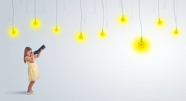 Küçük çocuk ampuller için spyglass üzerinden seyir