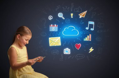 Kız holding tablet uygulamaları kavramı ile