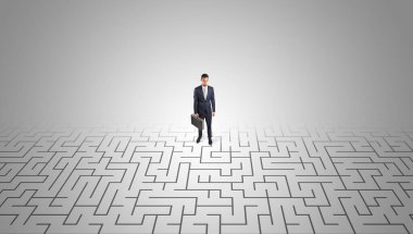 Bir labirentin ortasında duran işadamı