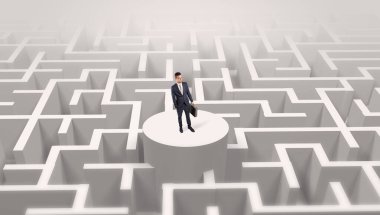 Bir labirent üstünde duran işadamı