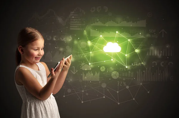 Menina segurando tablet com conceito de tecnologia de nuvem — Fotografia de Stock