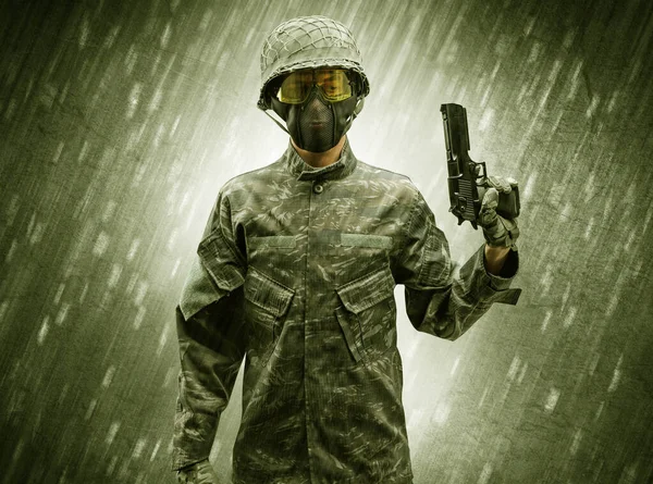 Soldat steht bei Regenwetter — Stockfoto