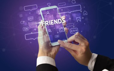 Sosyal medya kavramına sahip akıllı telefon kullanımı