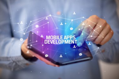 Katlanabilir akıllı telefonu olan bir iş adamı, yeni teknoloji konsepti