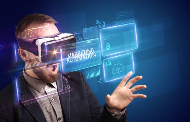 Sanal gerçeklik gözlüklerine bakan iş adamı, teknoloji konsepti