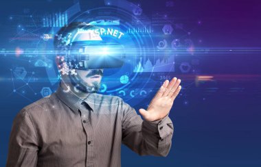 İş adamı VR gözlüklerinden bakıyor.