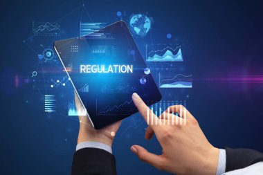 İş adamı katlanabilir bir akıllı telefon tutuyor, iş konsepti