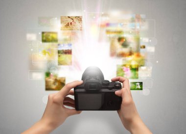 El yaşam olayları digital fotoğraf makinesi ile yakalar.