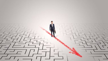 İşadamı labirent aracılığıyla gidiş