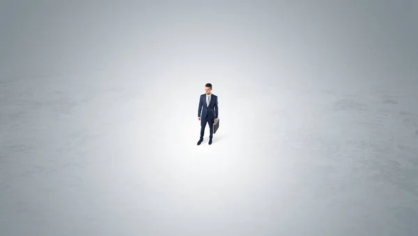 Businessman standing in the middle of an empty space — Stock Photo, Image