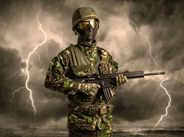 Gewapende soldaat permanent in een duistere weer — Stockfoto