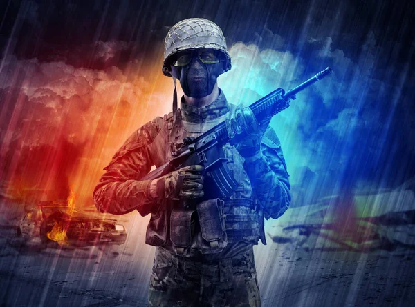 Beväpnad soldat står mitt i sandstorm — Stockfoto