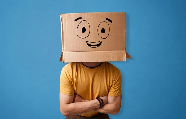 Homme avec tête de boîte en carton souriante — Photo