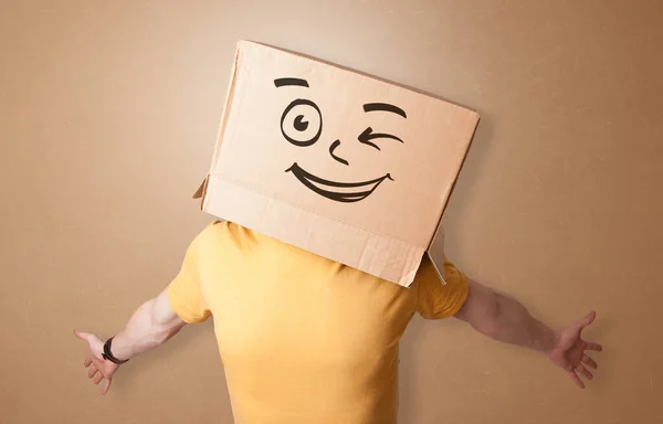 Jovem com cara de caixa de papelão feliz — Fotografia de Stock