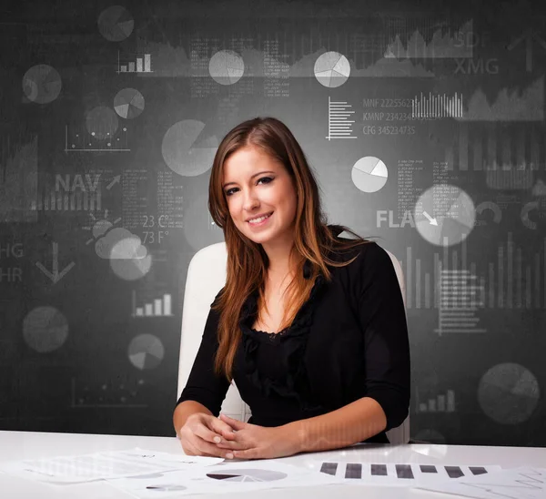 Manager bij het maken van rapporten en statistieken met schoolbord achtergrond Bureau — Stockfoto