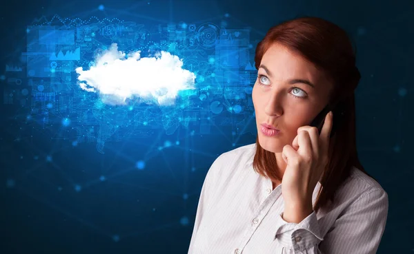 Persona hablando por teléfono con el concepto de tecnología en la nube — Foto de Stock