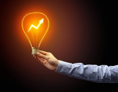 Koyu arkaplanda el ele tutuşan ampul