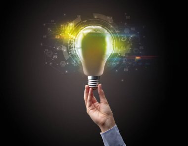 Koyu arkaplanda el ele tutuşan ampul