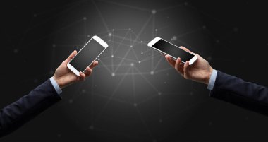 Akıllı telefonlar holding iki eller yakın çekim