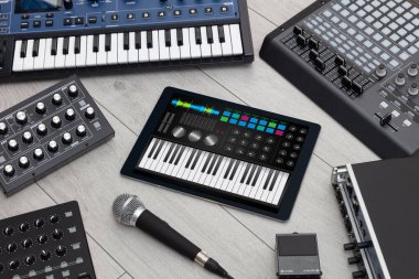 Tablet ve müzik aleti kavramı üzerinde piyano app