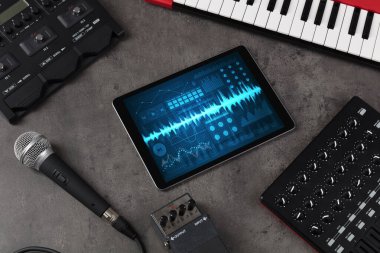 Müzik aletleri ve kayıt uygulaması ile tablet