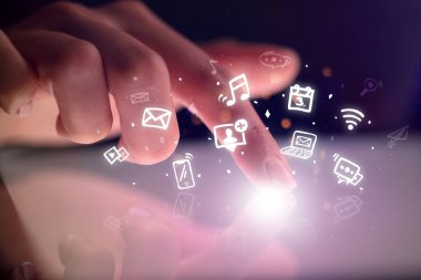 Hologram app simgeleri yukarıdaki tabletiyle dokunmadan parmak