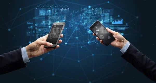 Deux mains tenant des smartphones pour synchroniser les données professionnelles — Photo