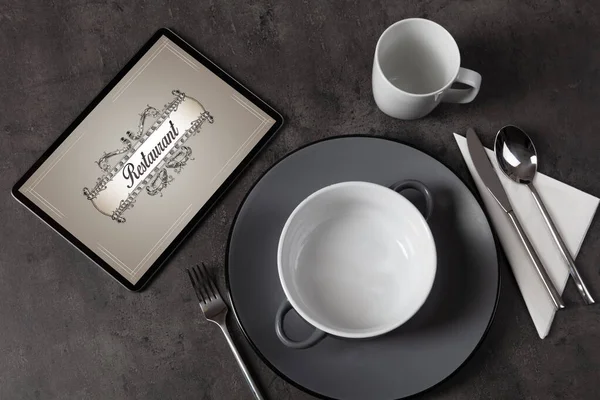 Elegant tafel gelegd met stijlvolle restaurant logo — Stockfoto