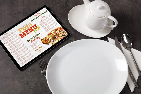 Online pizza menu met servies concept — Stockfoto