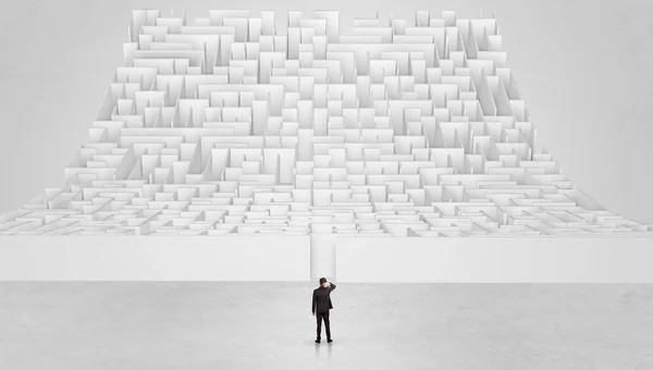 Piccolo uomo in piedi di fronte a un labirinto infinito — Foto Stock