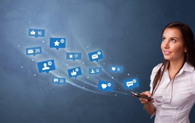 Sosyal medya kavramı ile telefon kullanan genç kişi