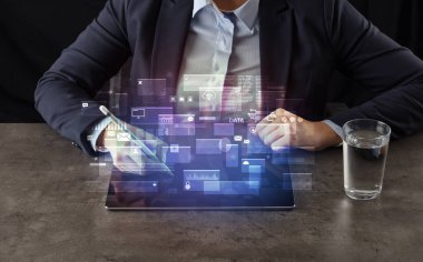 İş kadını tablet genel veritabanına konsepti ile çalışma