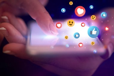 Sosyal medya kavramı ile telefon dokunmak parmak
