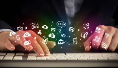 Klavye uygulama simgeleri ile yazarak kadın