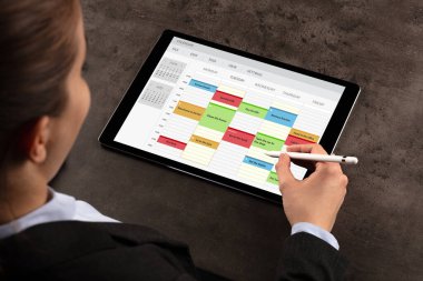 İş kadını zamanlama her programı Tablet