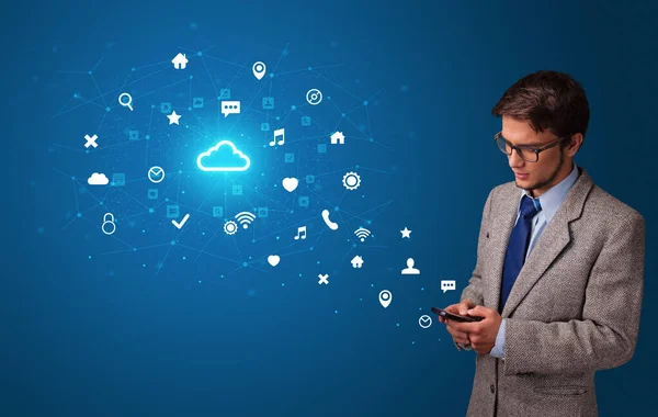 Person nutzt Telefon mit Cloud-Technologie-Konzept — Stockfoto