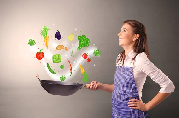 Szakács színes húzott zöldségekkel — Stock Fotó