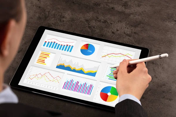 Mujer de negocios haciendo informes en la tableta — Foto de Stock