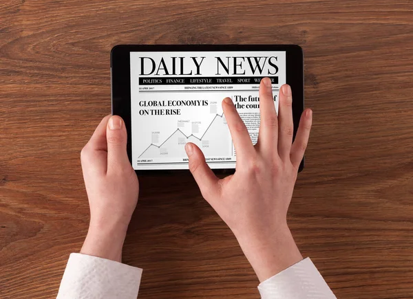 Hand met tablet lezen nieuws — Stockfoto