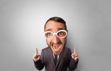 Koca kafa ile komik kişi