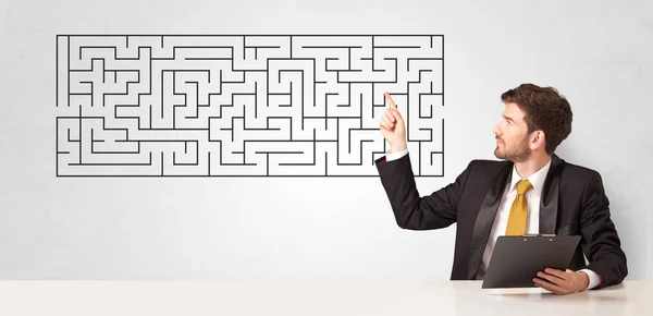 Empresário apresentando labirinto — Fotografia de Stock