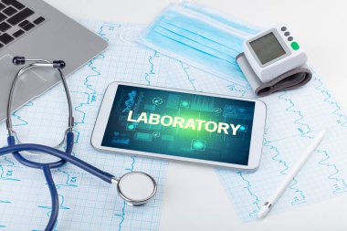 Tablet bilgisayar ve tıbbi malzemeler.